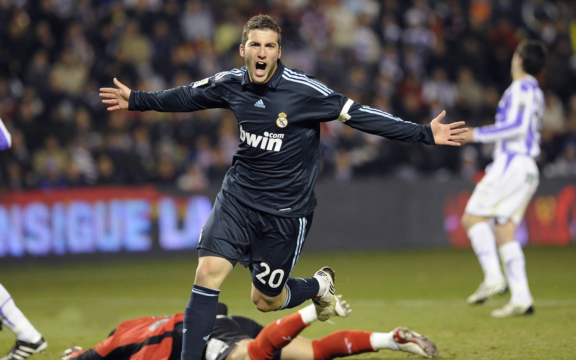 欧冠半决赛焦点战,莱比锡红牛逆转巴西,南美足球王国的黄昏警钟